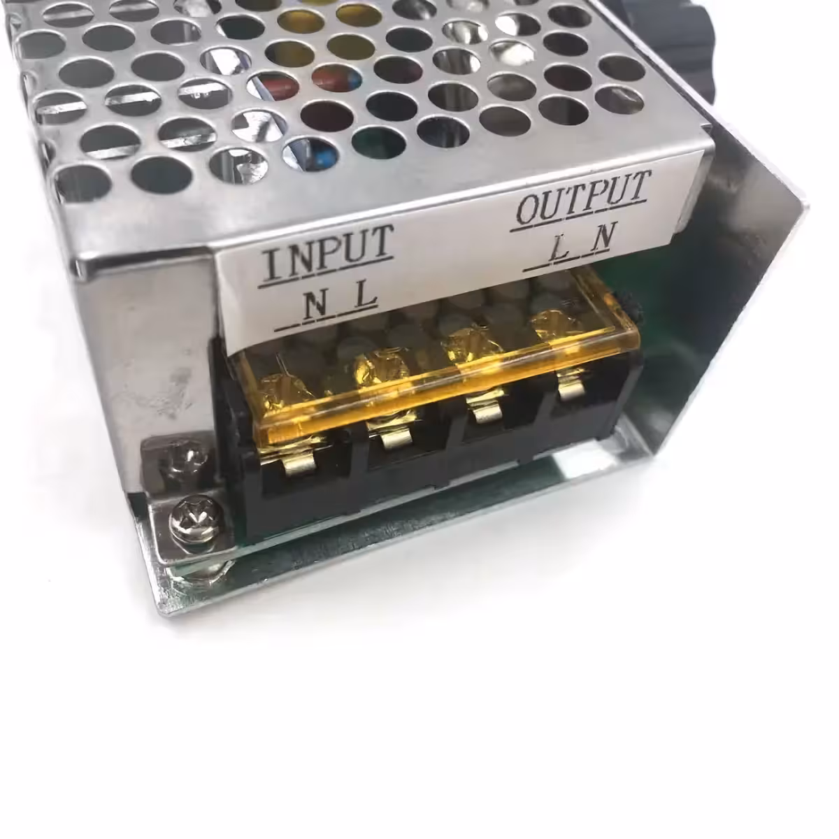 Bild på sidokopplingar för växelström in/ut