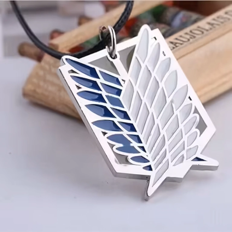 Animehalsband med silverhänge Attack on Titan