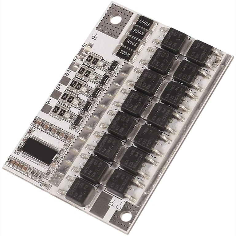 Närbild på komponenter i BMS 5S 100A-modul Detaljerad bild av framsidan av BMS 5S 100A-kortet, tydliga elektroniska komponenter