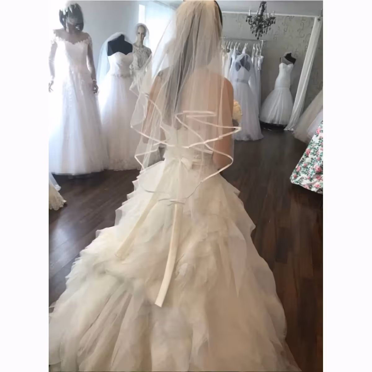 Vitt brudslöja i tyll, prisvärt och lätt att bära