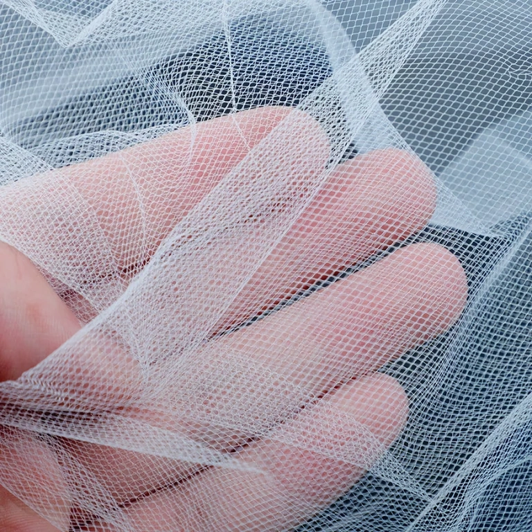 Håraccessoar med slöja för brud Vit slöja fäst med kam, perfekt för lösa uppsättningar eller knut