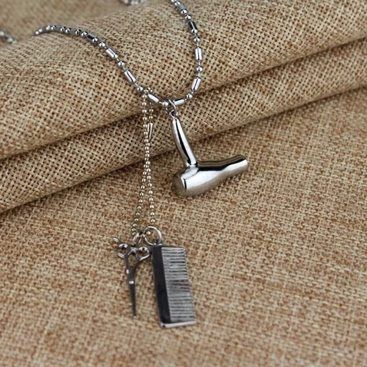 Barbershop-charm på metallhalsband – sax, kam, hårtork