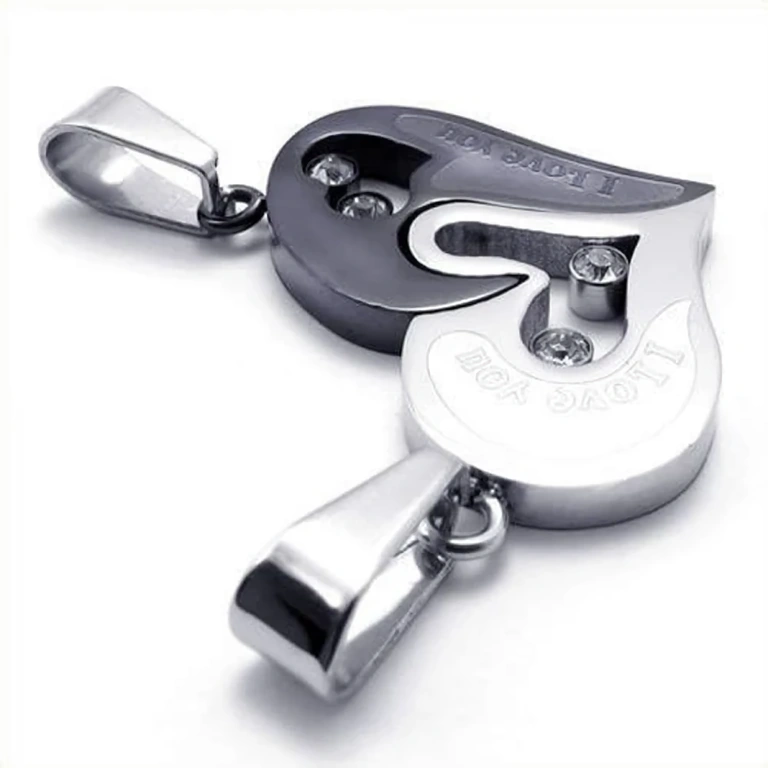 Hjärtpandant i silver och svart för par Hjärthängen i silver och svart för par