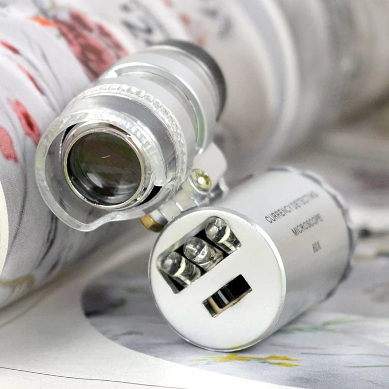 Bärbart mikroskop med LED och UV-ljus Kompakt portabelt mikroskop med LED och UV-lampa för detaljerad inspektion