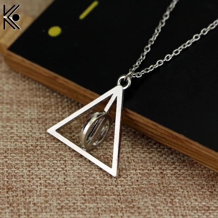 Silverfärgat halsband med Deathly Hallows-hänge och 70 cm kedja