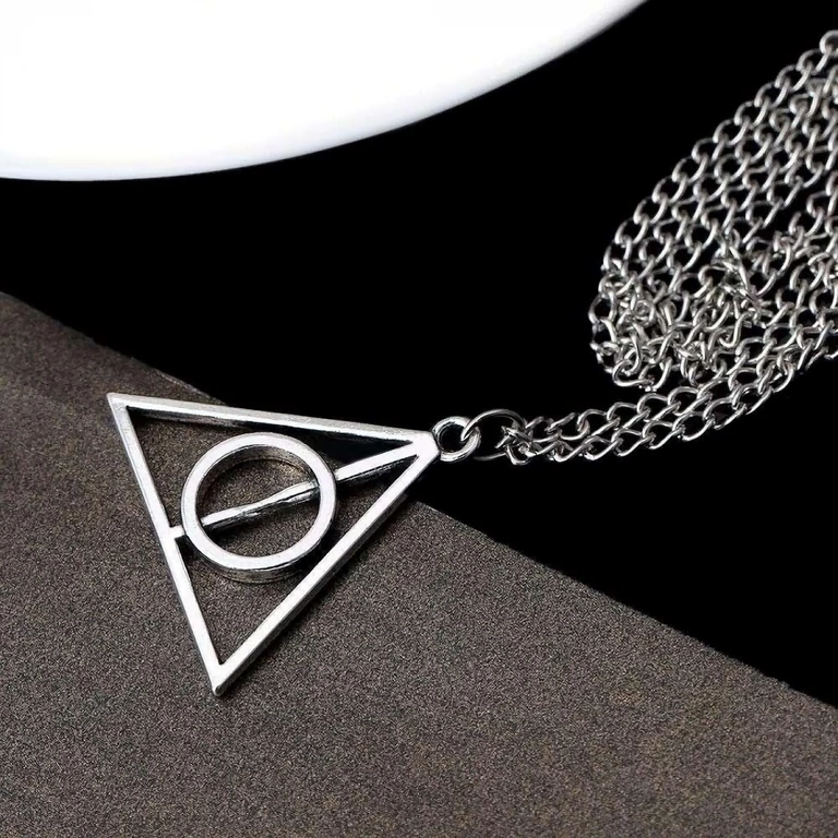 Kedja med magiskt triangulärt hänge inspirerat av Deathly Hallows-symbolen