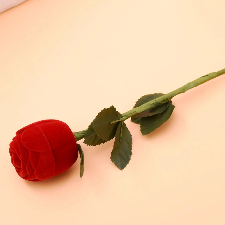 Röd sammetask i rosform för smycken – örhängen eller ring