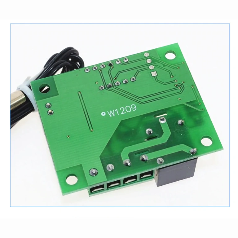 Bild på baksidan av termostatkort med anslutningsstift