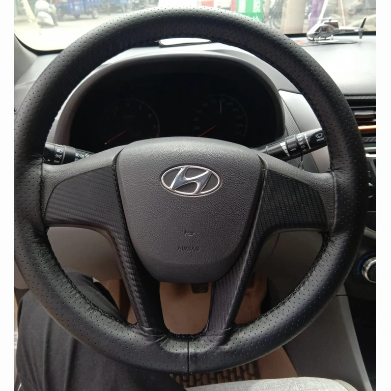 Svart läderskydd med greppvänlig textur för bekväm körning