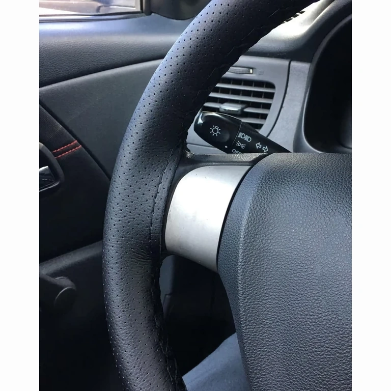 Premium rattskydd, perforerat läder, sportdesign