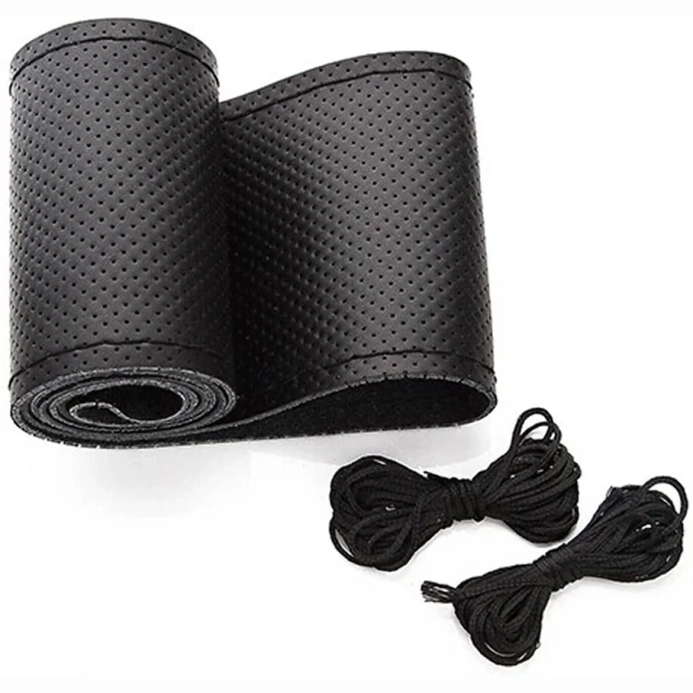 Svart handsytt läderskydd för ratt, elegant utseende