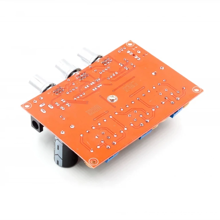 Bild på baksidan av XH-M139-modulen, inklusive kontakter och kretsar