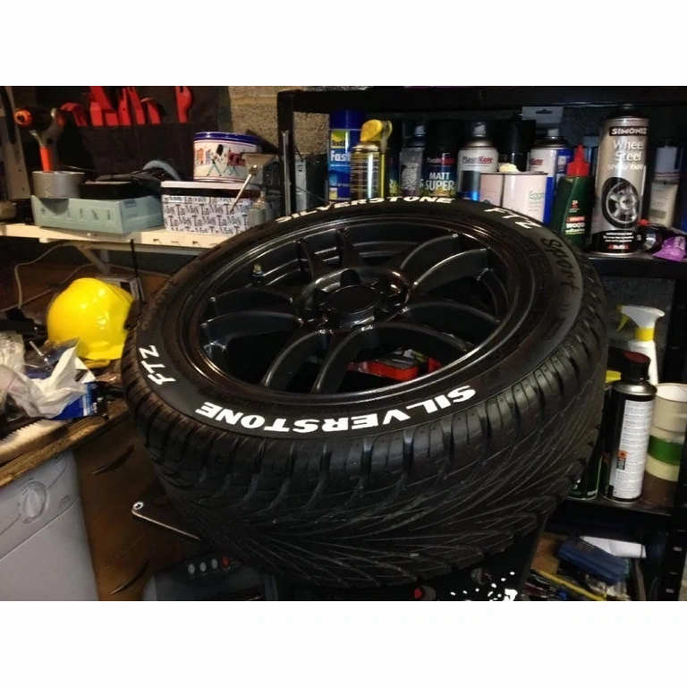 Markeringspenna med vit färg och 2 mm spets