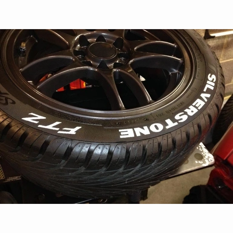 Permanent vit markeringspenna med snabb torkning för tydlig skrift