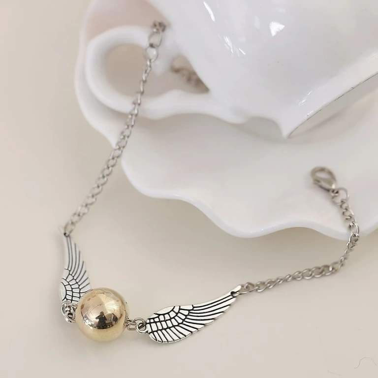 Gyllene armband med Snitch-berlock, casual stil