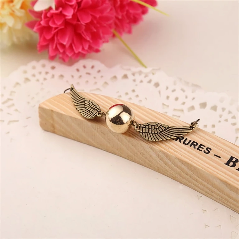 Armband med Snitch-berlock, elegant och modernt