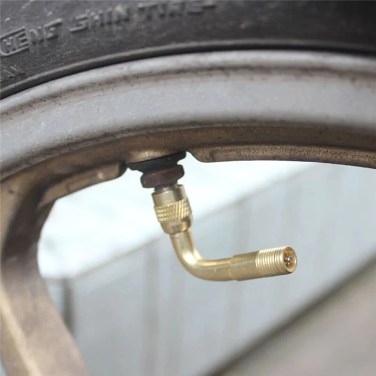 Vinklad förlängning för enkel däckpumpning