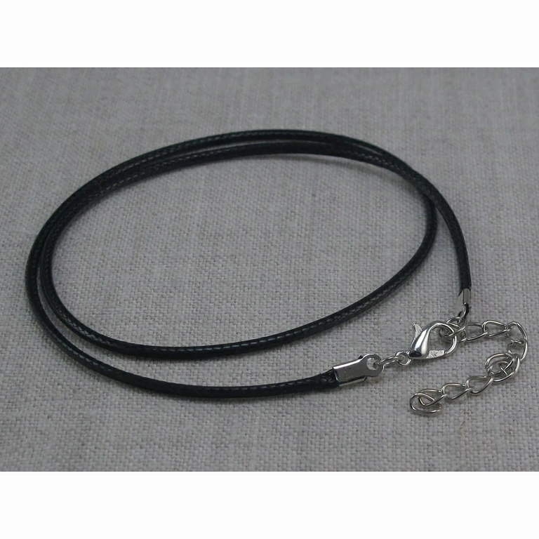 Rosenkvarts-pendant med läderrem – mild och skyddande energi