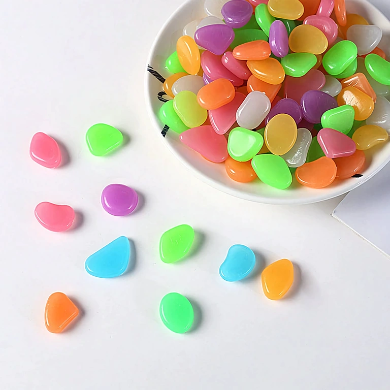 Dekorativt paket med 100 fosforescerande stenar