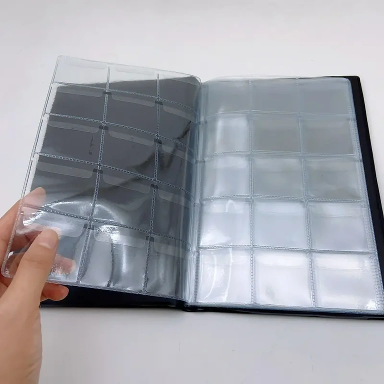 Album med ramar och flikar för säker fixering av mynt