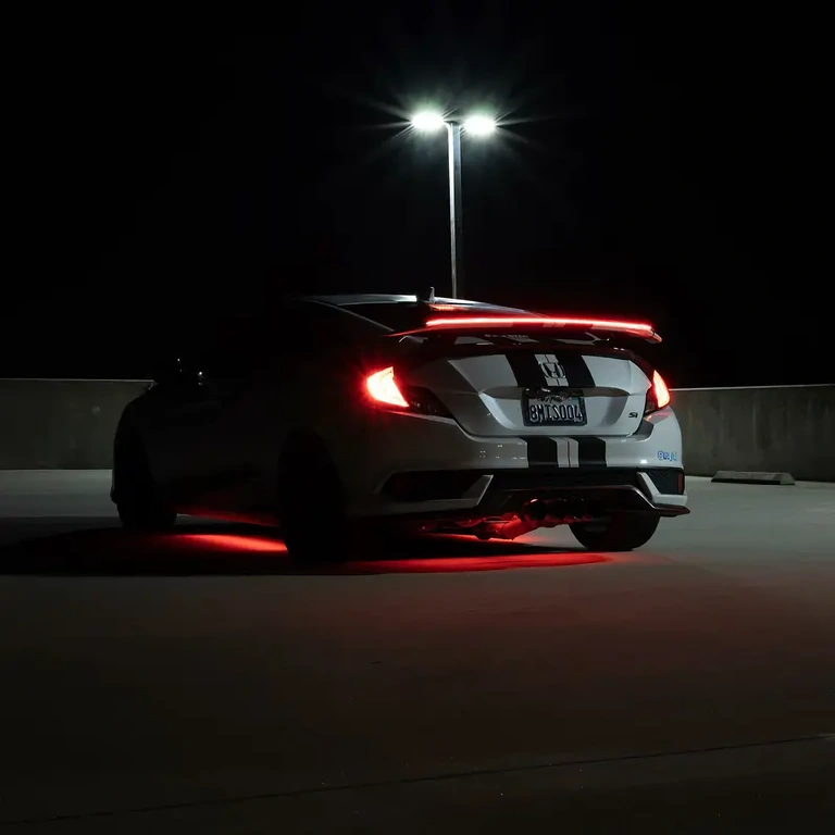 Spoiler med LED-ljus för bromsljus monterad på bagagelucka