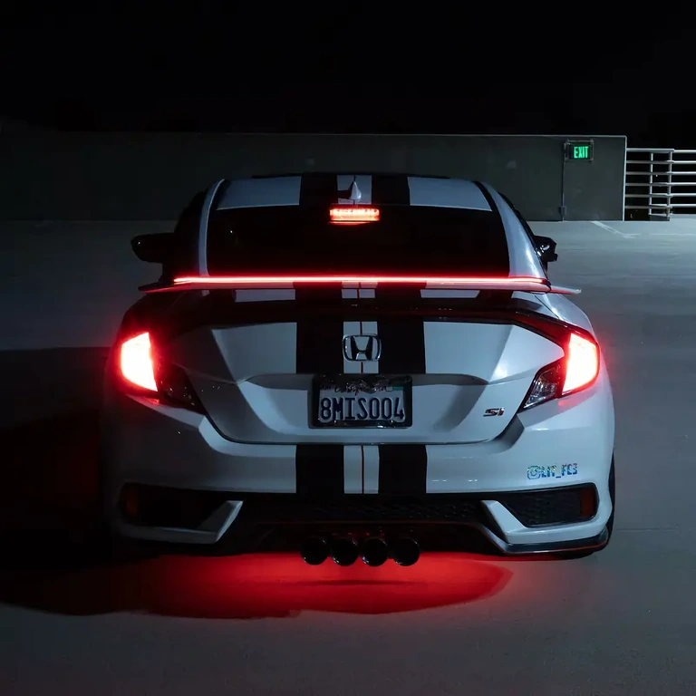 Bagagelucka spoiler med LED-remsa och integrerat bromsljus