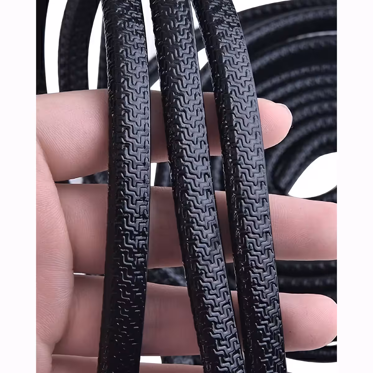 Gummilist för tätning och skydd av bilens dörrar