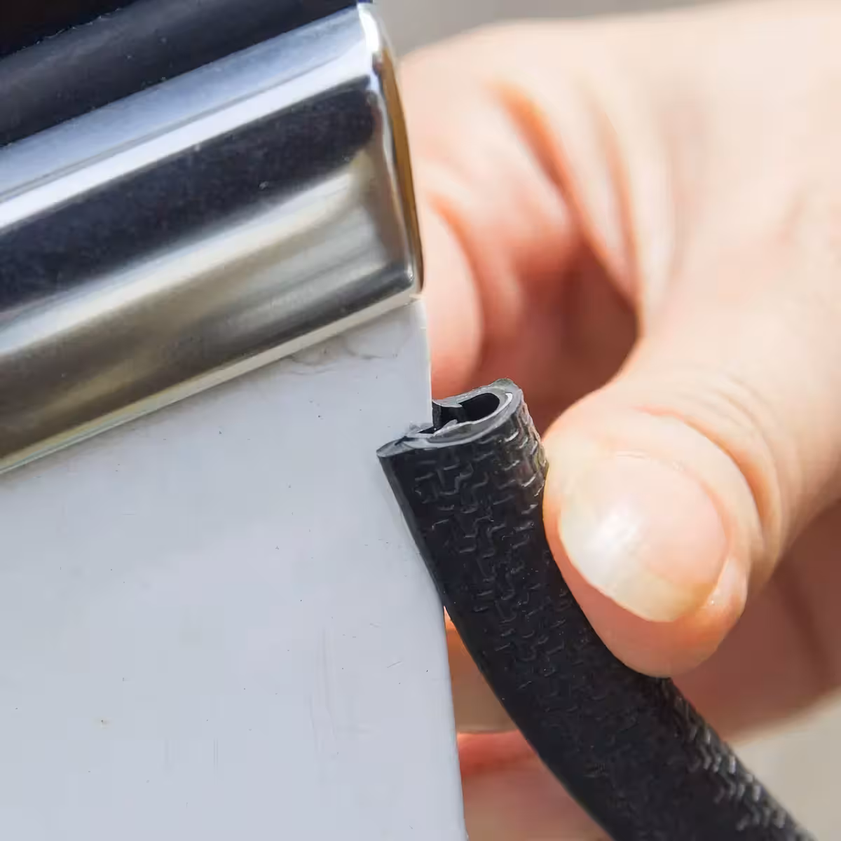 Flexibel skyddslist för bildörrarnas kanter