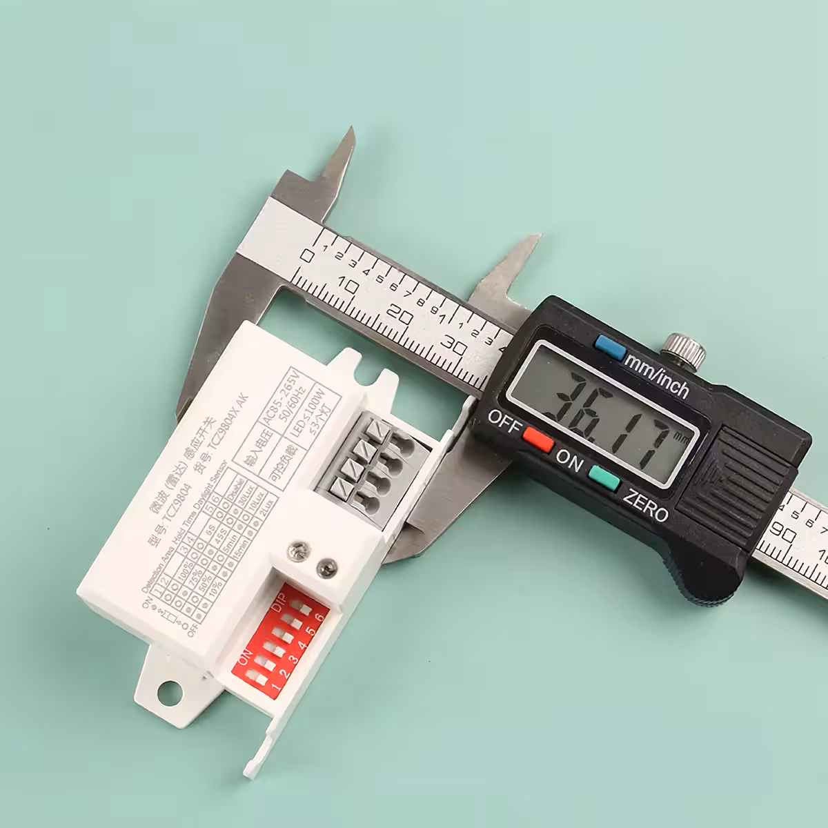 Exakta mått för skymningssensor med 3 ledningar för precis montering