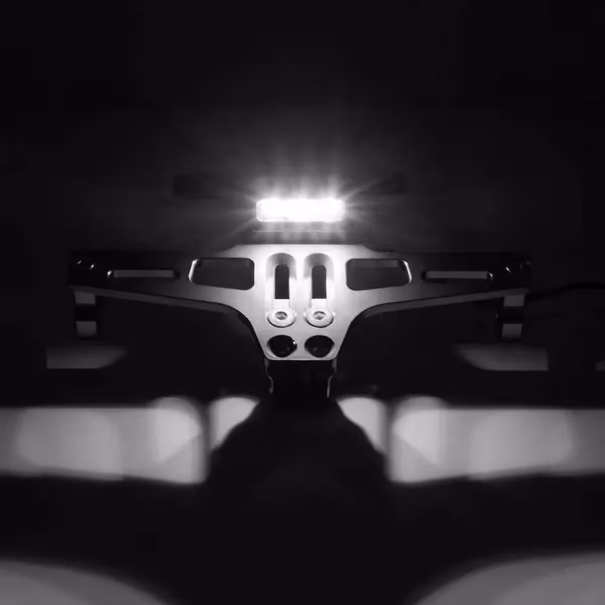 Svart motorcykelnummerhållare med modern design