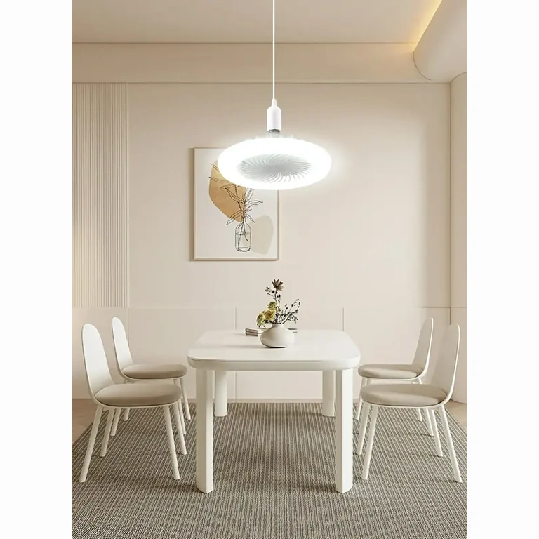 Takfläkt med modern design, installerad i vardagsrum