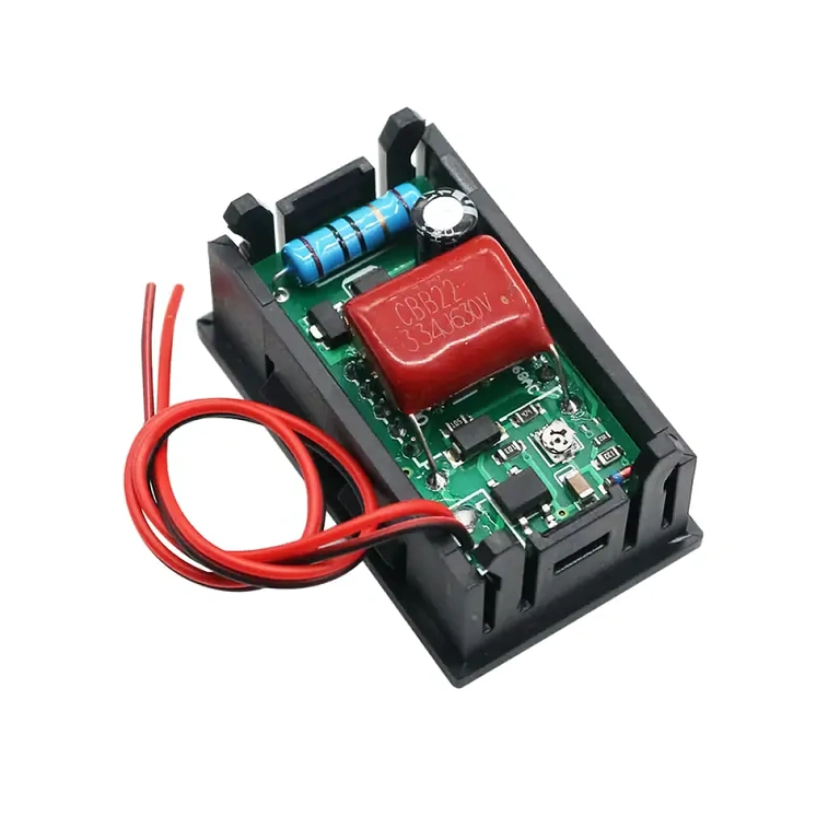 Baksida med elektroniska komponenter på digital voltmätare