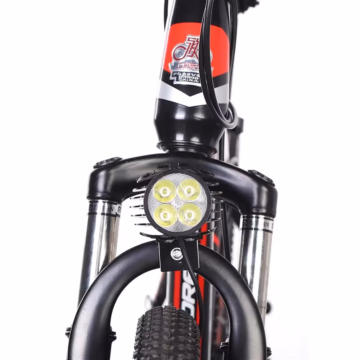 LED-strålkastare monterad fram på elcykel, framvy