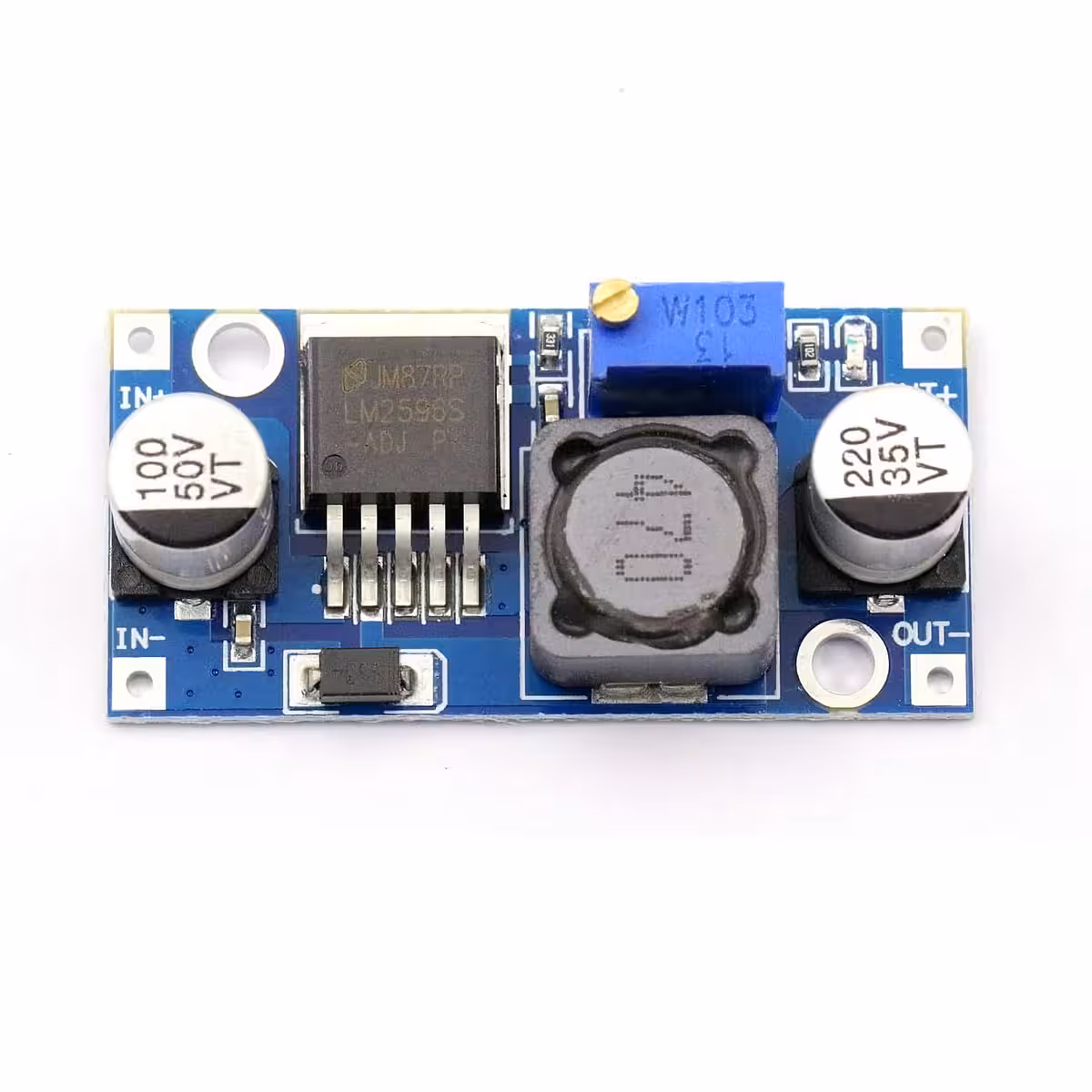 LM2596S-modul fotograferad i snedvinkel uppifrån