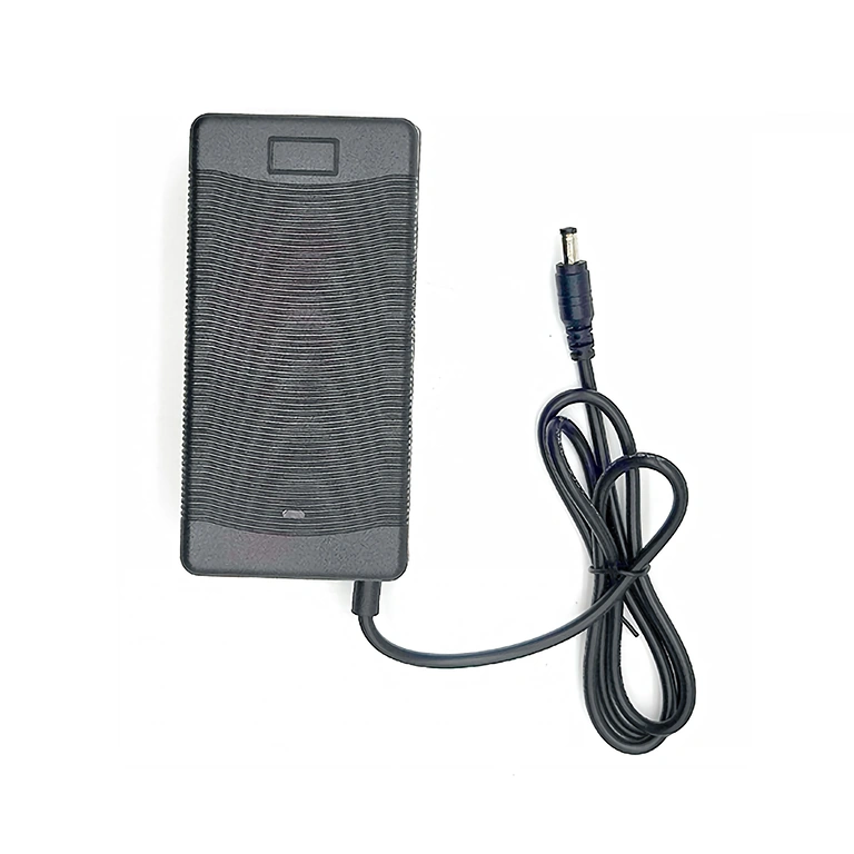 21V Li-Ion-laddare 2A med lång kabel 250 cm Li-Ion 21V 2A-laddare med lång 250 cm kabel – perfekt för 18V Li-Ion-batterier och portabla elverktyg