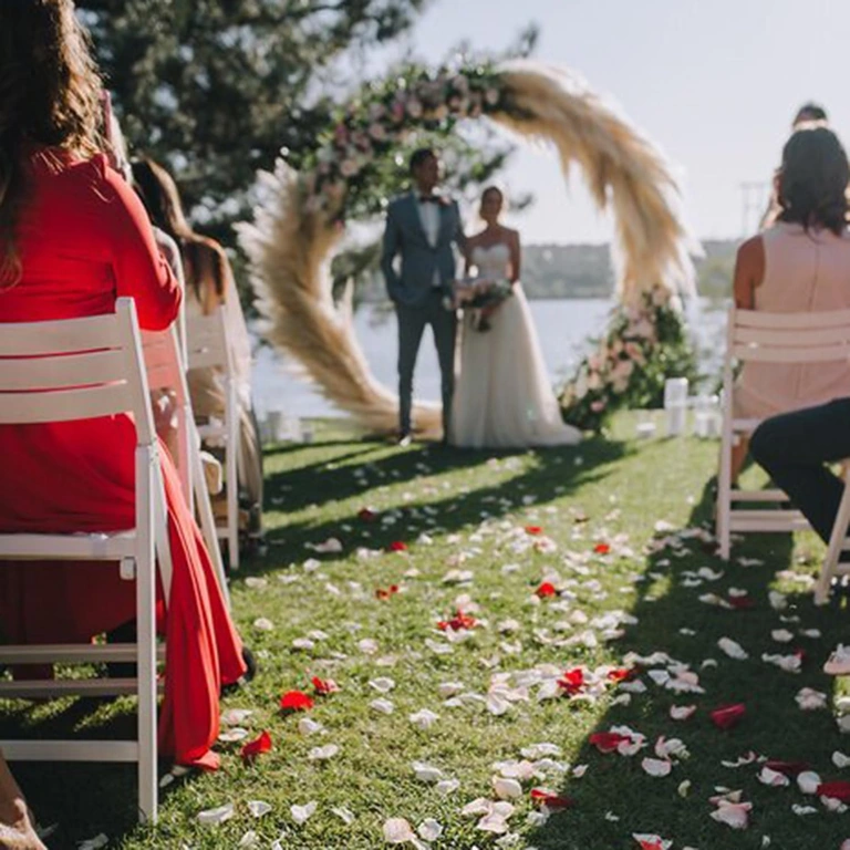Romantisk dekoration med konstblommor Vita konstgjorda blad för romantisk Alla hjärtans dag-dekoration