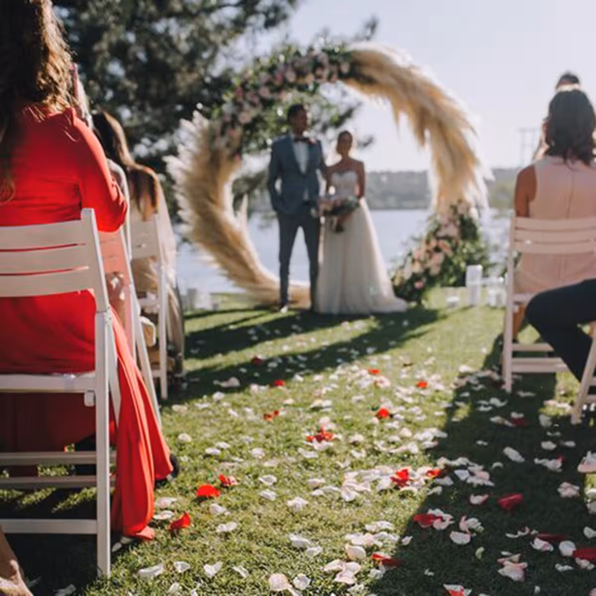 Vita konstgjorda blad för romantisk Alla hjärtans dag-dekoration