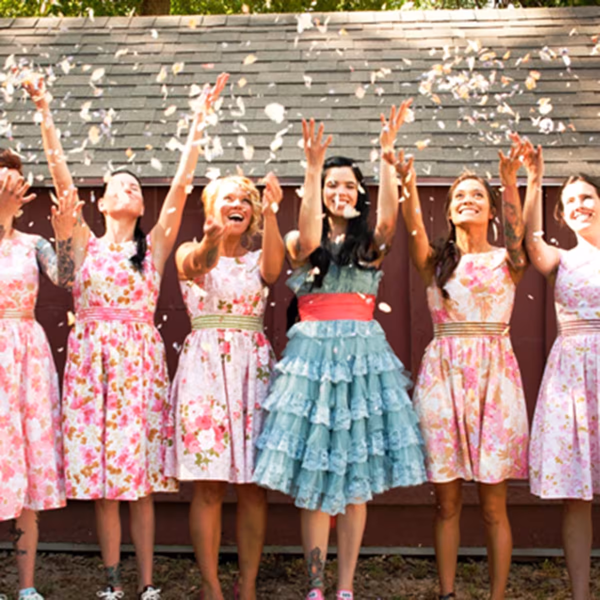 Vita konstgjorda blad för bröllop, årsdagar eller fester