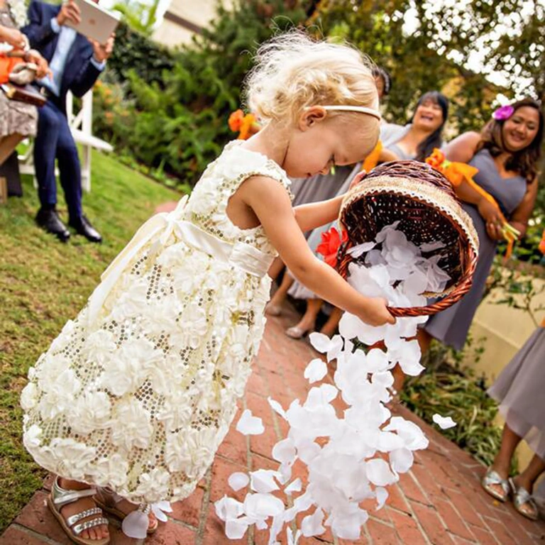 Bröllopsdekoration med vita blommor Vita konstgjorda blad för bröllopsgångens dekoration