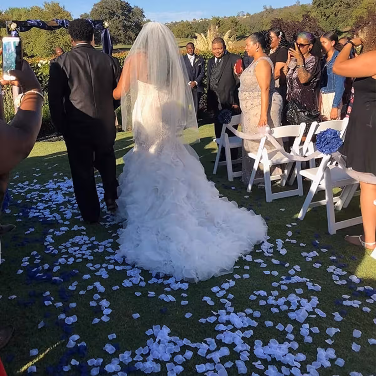 Vita tygrosblad för bordsdekoration vid bröllop