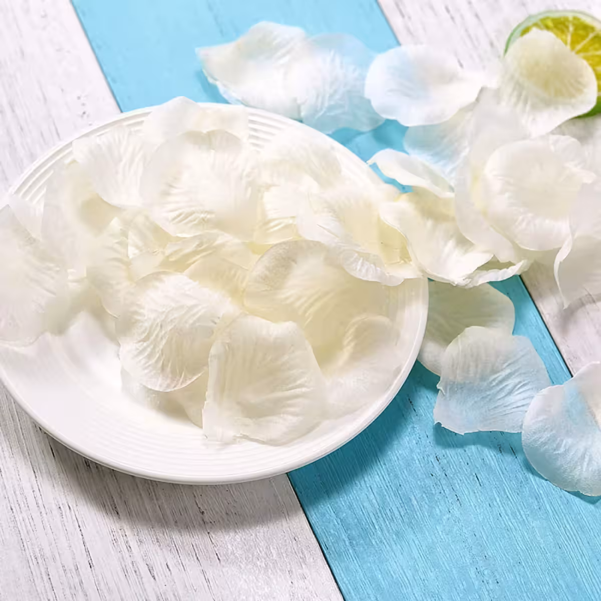 Vita konstgjorda blad spridda på golv för elegant dekor