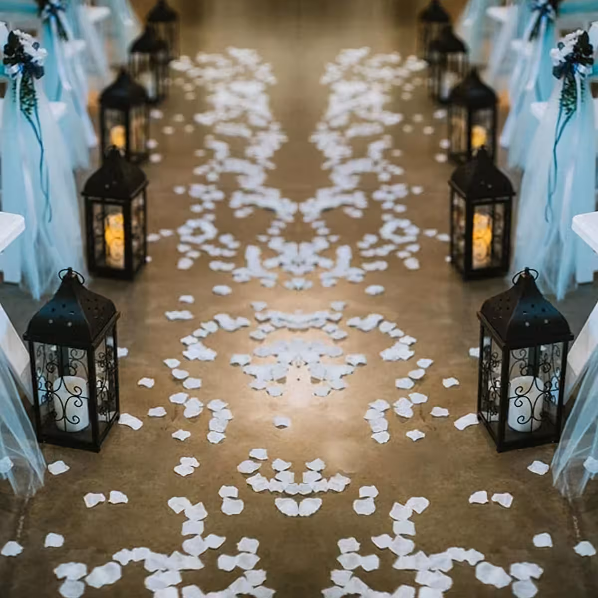 Vita konstgjorda blad placerade dekorativt på golv eller bord