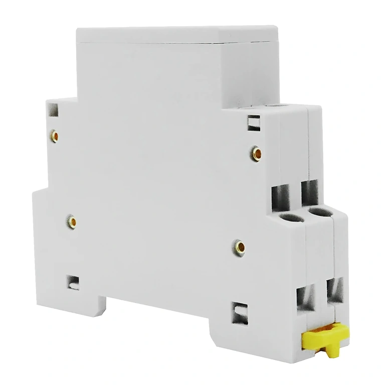 Digital voltmeter monterad på DIN-skena för elpaneler