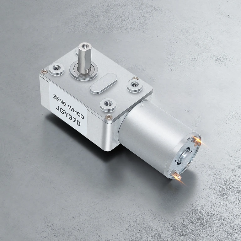 Detalj av D-profilaxel i härdat stål på 12V-motor med växellåda