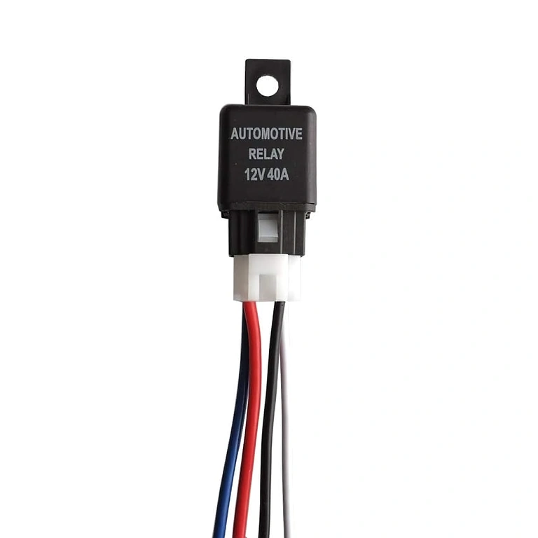 Bilkörrele 12V 4-pol 40A med sockel – tydlig framsida