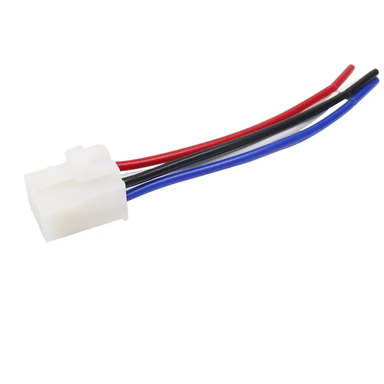 Sockel och 12V 4-pol 40A-rele monterad – detalj av anslutningar