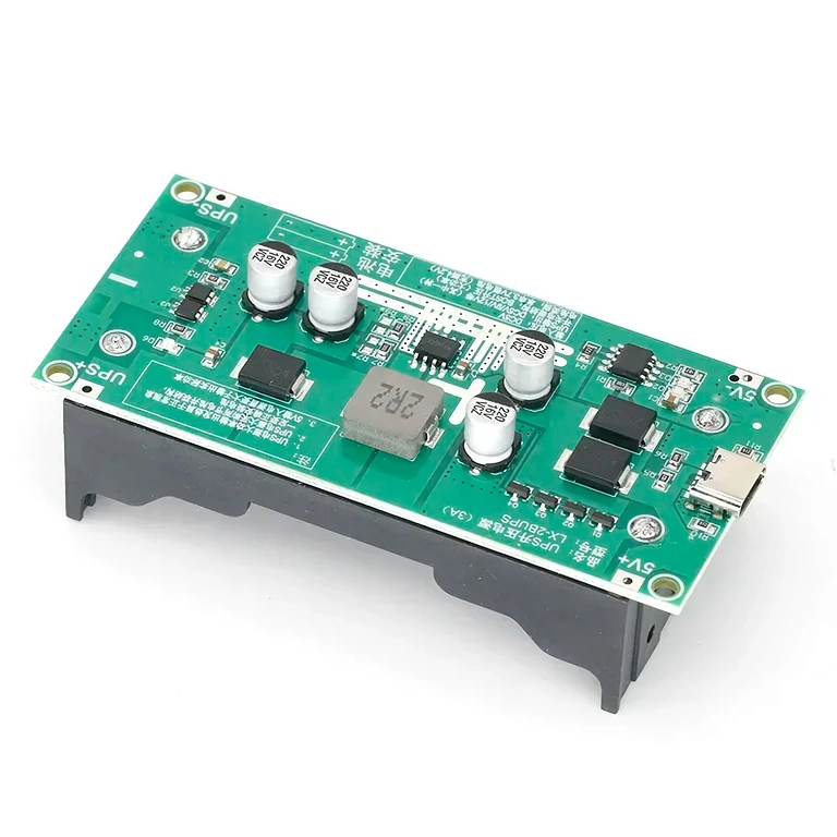 Mini UPS-modul ansluten med 2 st 18650-batterier, redo för oavbruten strömförsörjning