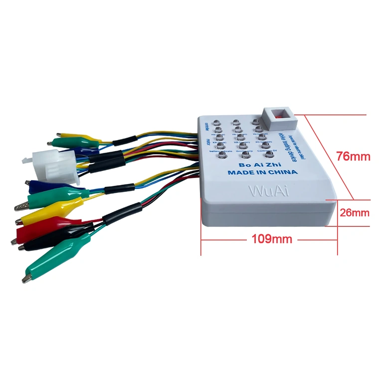 Universaltester – batterianslutning Batteri anslutet till den universella testaren för controllerkontroll