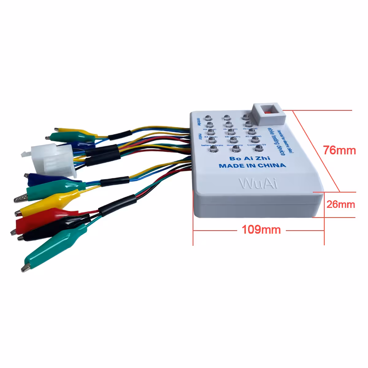 Batteri anslutet till den universella testaren för controllerkontroll