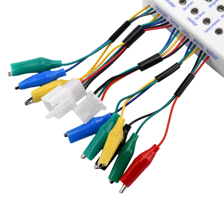 Universaltester – motorfasledningar Fasledningar från motorn anslutna till den universella testaren